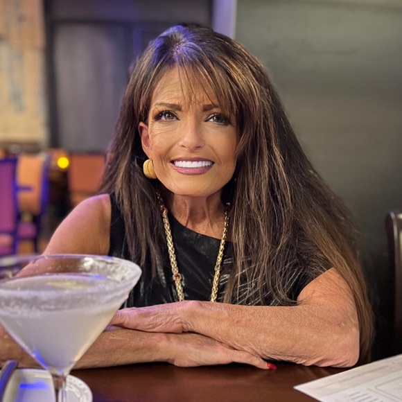 Meet your Posher, Leslie - Picture 3 of 5